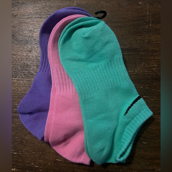 3- Pairs - Nike Women's Multicolor Athletic no show socks - Picture 1 of 2